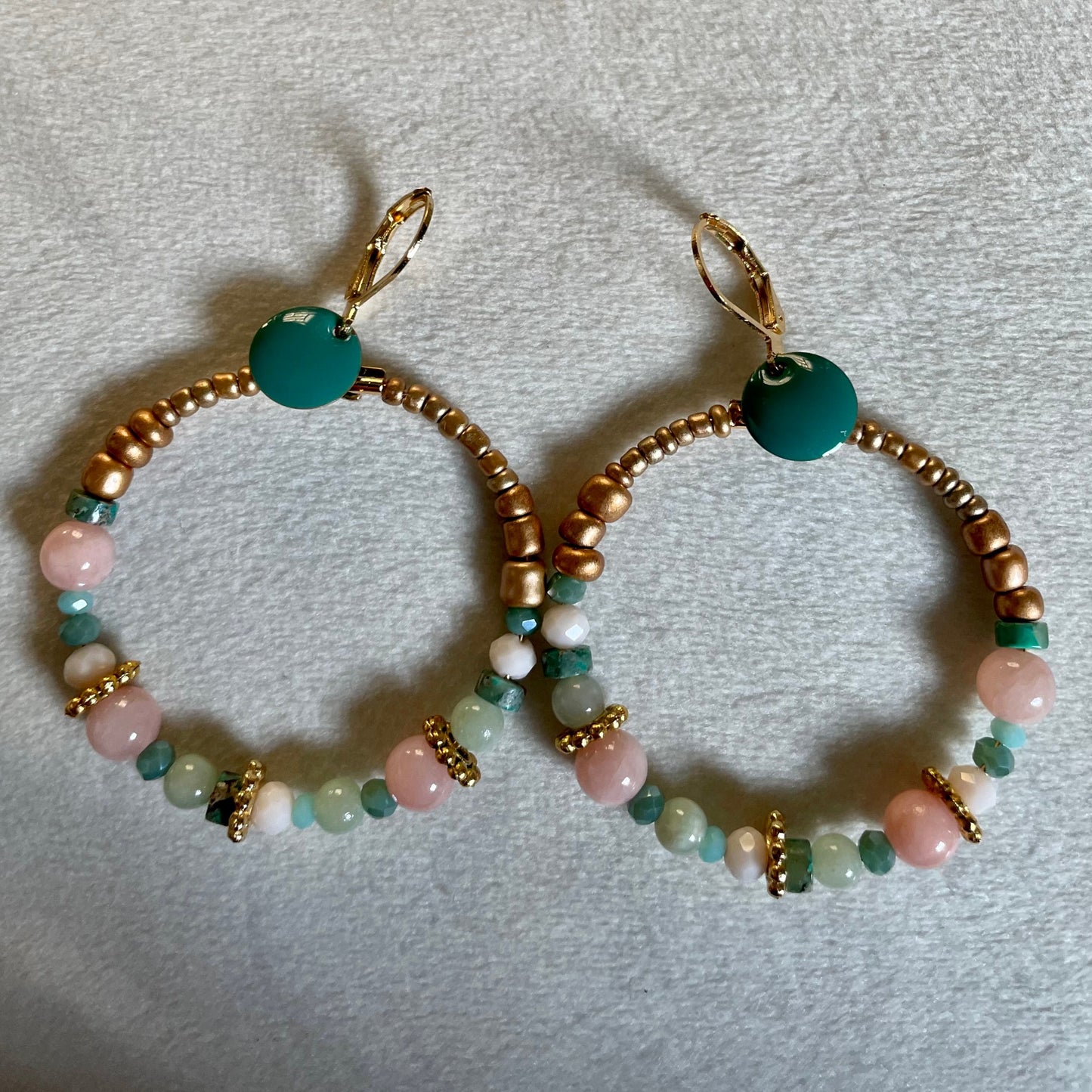 Irina, Boucles d'oreilles créoles dorées à l'or fin aventurine et quartz rose