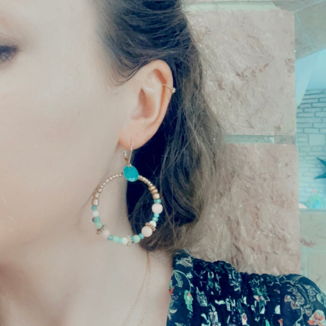 Irina, Boucles d'oreilles créoles dorées à l'or fin aventurine et quartz rose