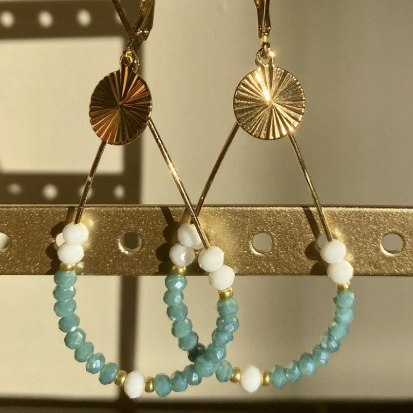 Zoé, Boucles d'oreilles créoles gouttes dorées à l'or fin avec perles en verre bleues lagon