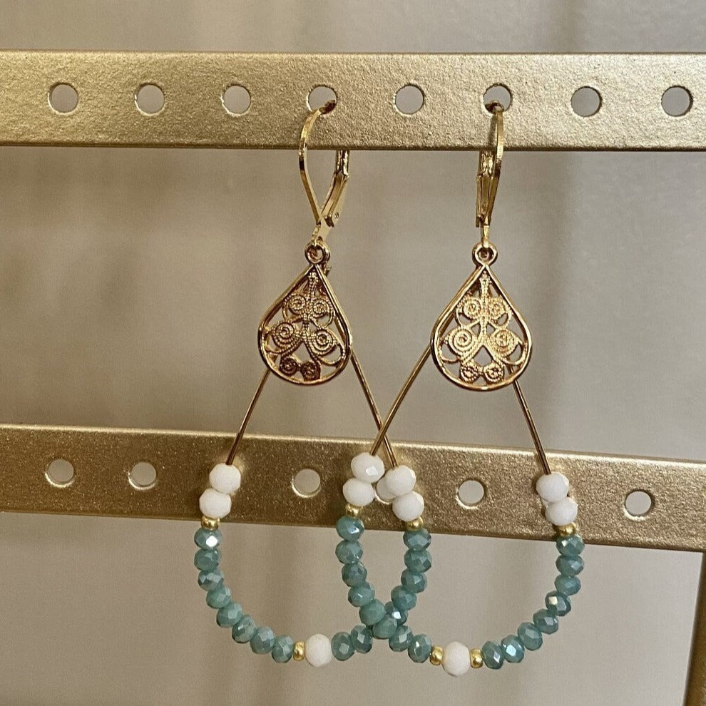 Zoé, Boucles d'oreilles créoles gouttes dorées à l'or fin avec perles en verre bleues lagon