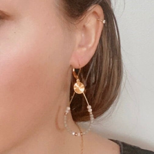 Lucie, Boucles d'oreilles créoles gouttes dorées à l'or fin perles grises et crème