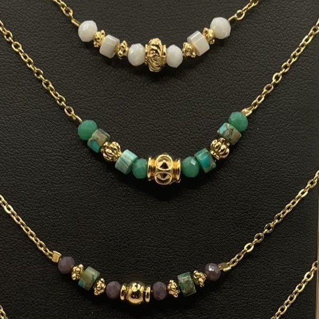 Eva, collier orné de perles en verre, perles naturelles en régalite et perles dorées à l'or fin.