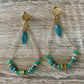 Agathe, Boucles d’oreilles créoles gouttes dorées à l’or fin, perles naturelles en turquoise africaine.