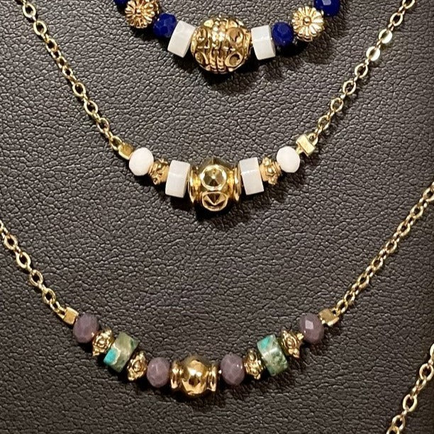 Olga, collier orné de perles en verre, perles naturelles en régalite et perles dorées à l'or fin.