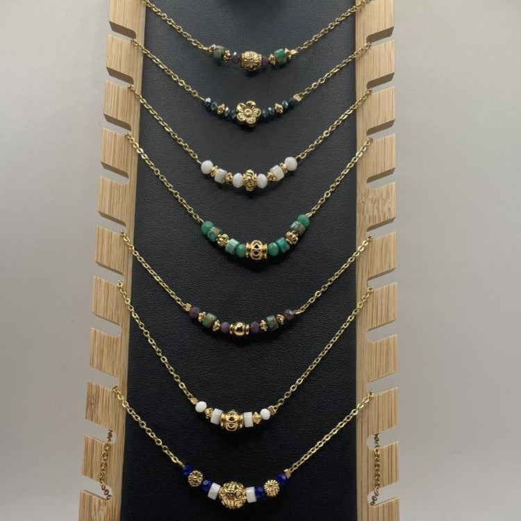 Eva, collier orné de perles en verre, perles naturelles en régalite et perles dorées à l'or fin.