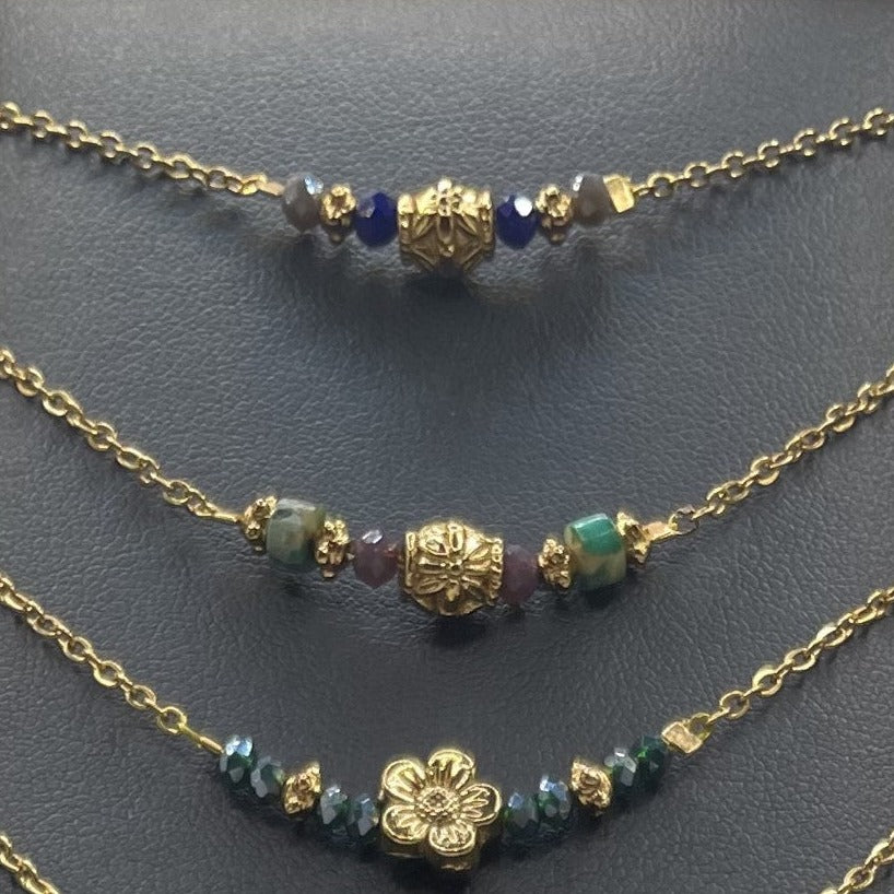 Assia, collier orné de perles en verre, perles naturelles en turquoise et perles dorées à l'or fin.