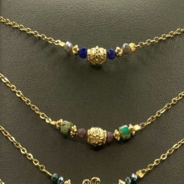 Emilie, collier orné de perles en verre et perles dorées à l'or fin.