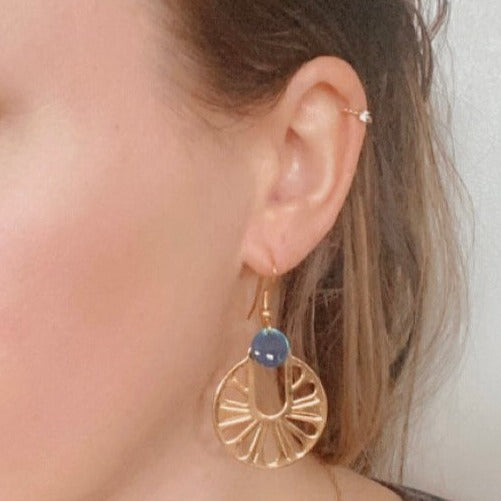 Paola, Boucles d'oreilles estampes dorées à l'or fin et sequins émaillés