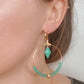 Oriane, Boucles d'oreilles créoles dorées à l'or fin perles en verre facettées turquoise.