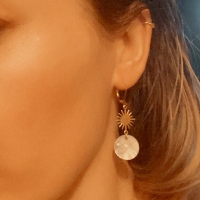 Léa, Boucles d'oreilles étoiles dorées à l'or fin et nacres.