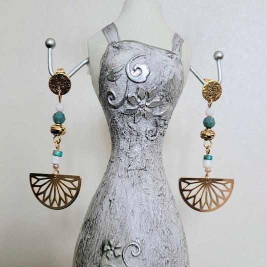 Nina, Boucles d'oreilles dorées à l'or fin vertes et coquillage