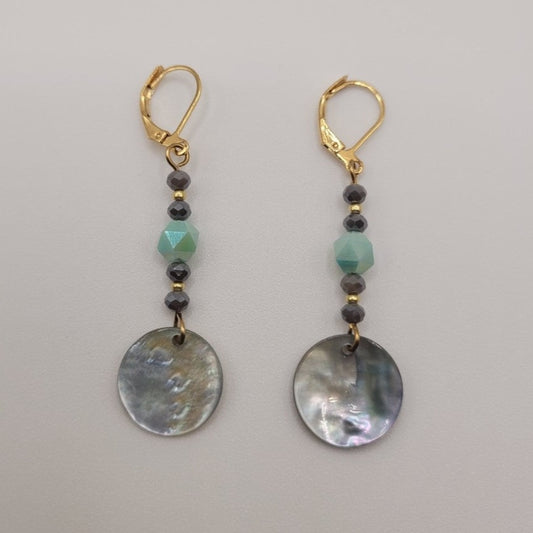 Mathilde, Boucles d’oreilles dorées à l’or fin perles facettés grises et bleues.