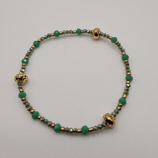 Mathilda, Bracelet en perles en verre vertes et perles dorées à l'or fin