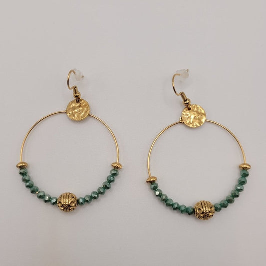 Melissa, Boucles d'oreilles créoles dorées à l'or fin, perles en verre facettées vertes.