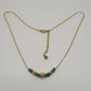 Eva, collier orné de perles en verre, perles naturelles en régalite et perles dorées à l'or fin.