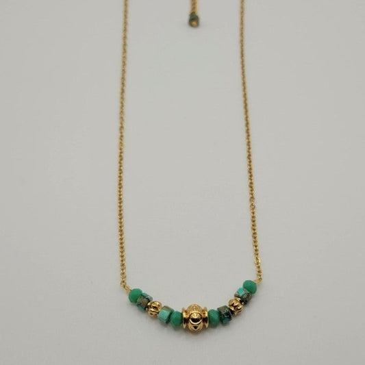 Eva, collier orné de perles en verre, perles naturelles en régalite et perles dorées à l'or fin.