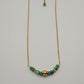 Eva, collier orné de perles en verre, perles naturelles en régalite et perles dorées à l'or fin.