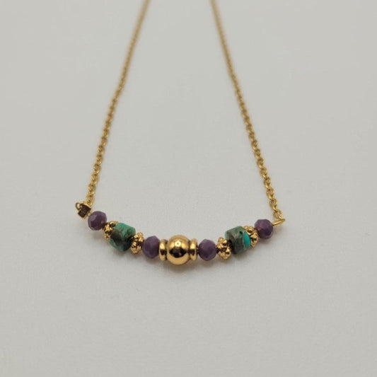 Olga, collier orné de perles en verre, perles naturelles en régalite et perles dorées à l'or fin.